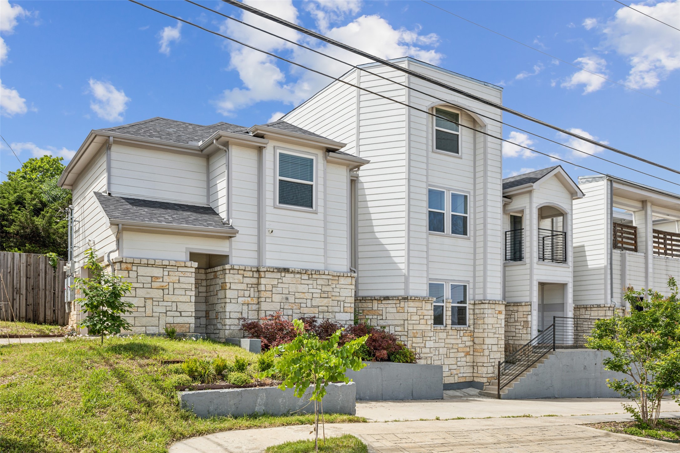 1964 W Davis Street