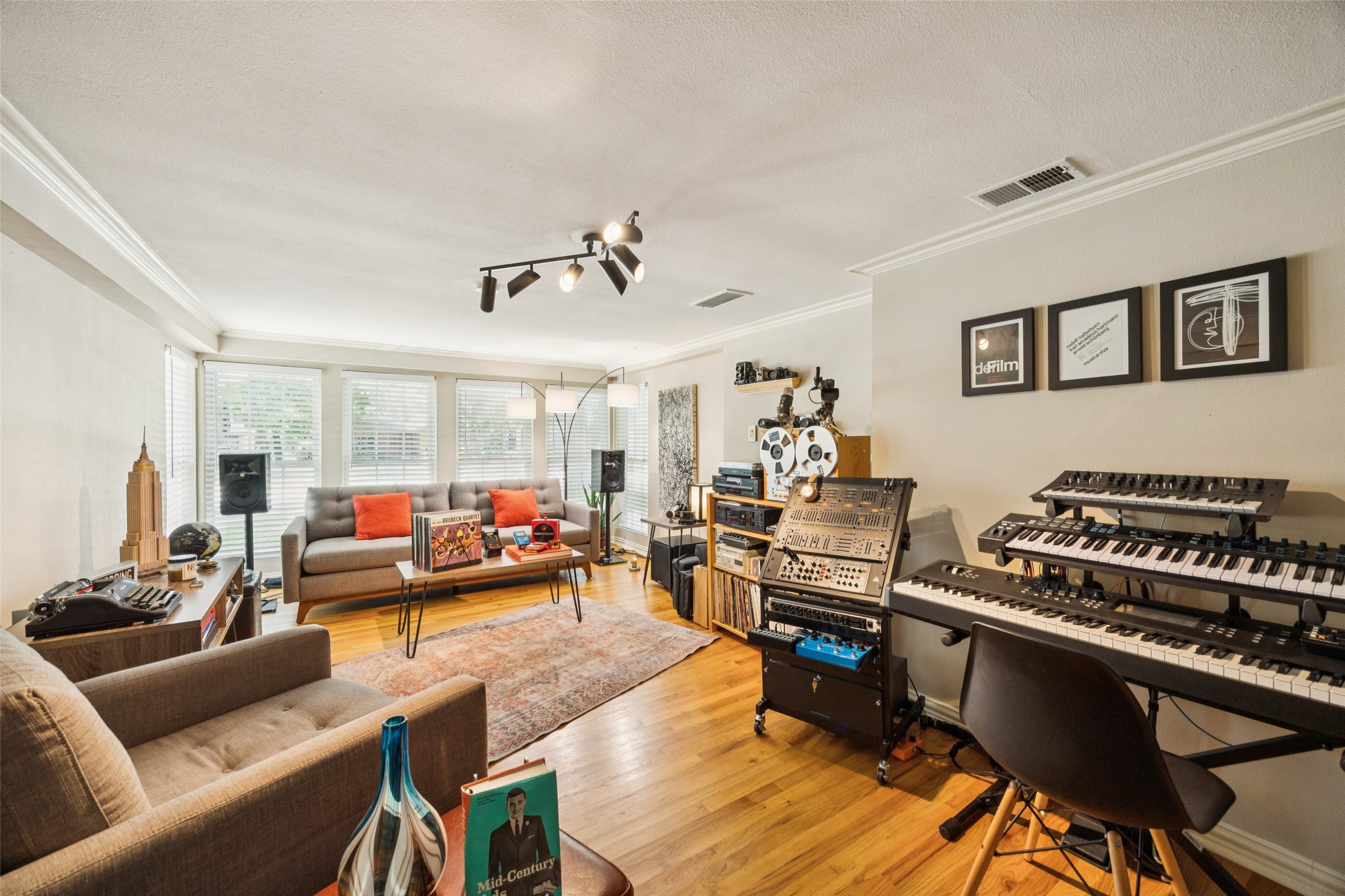 1147 N Windomere Avenue