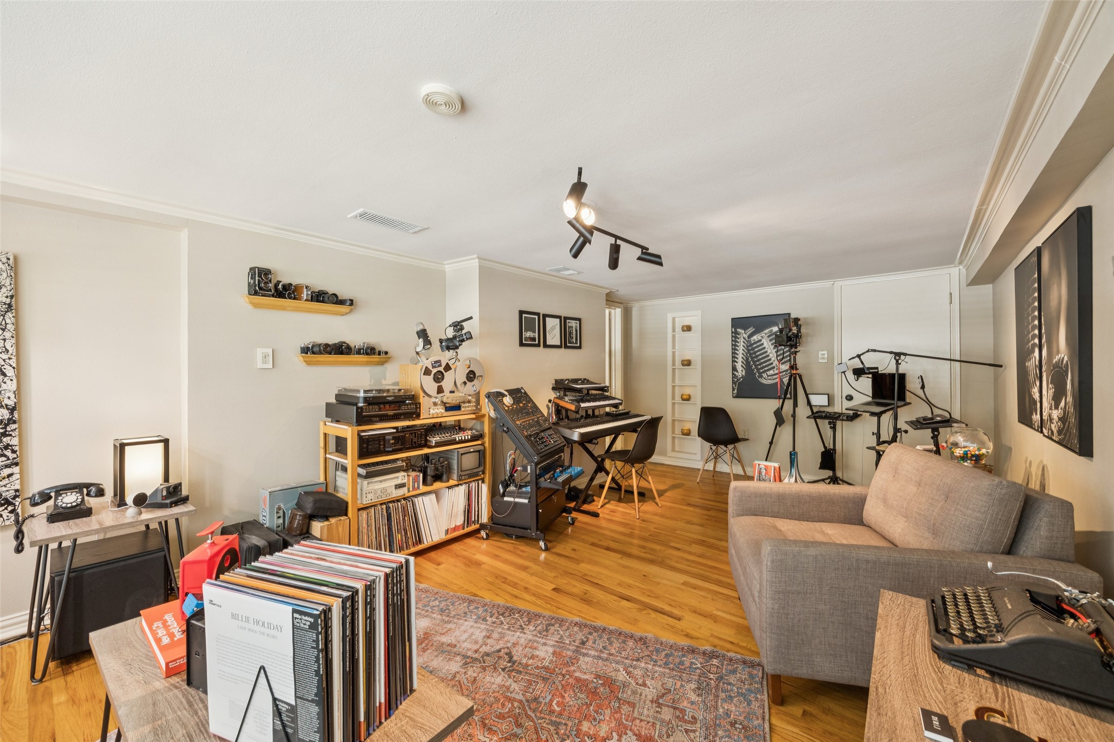 1147 N Windomere Avenue