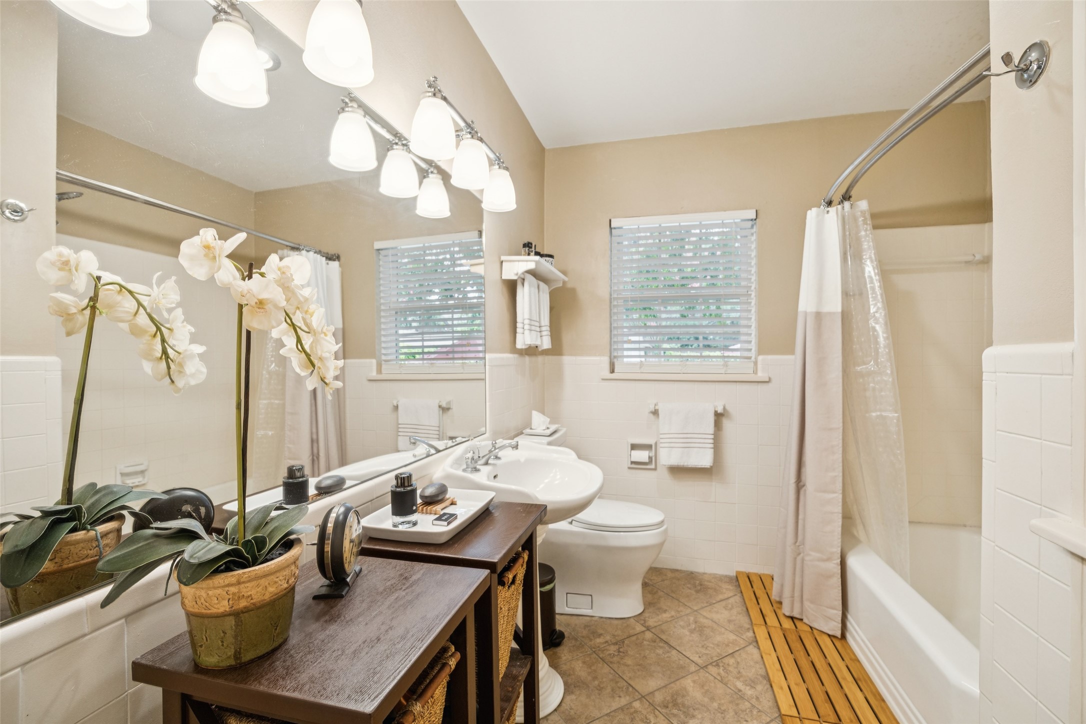 1147 N Windomere Avenue