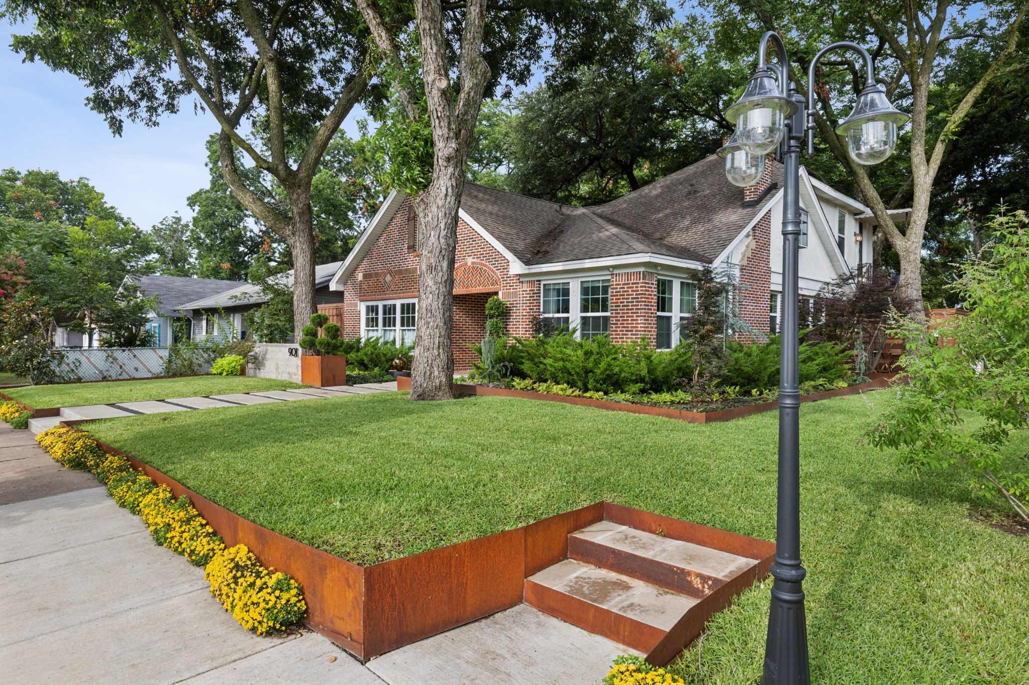 901 S Montreal Avenue