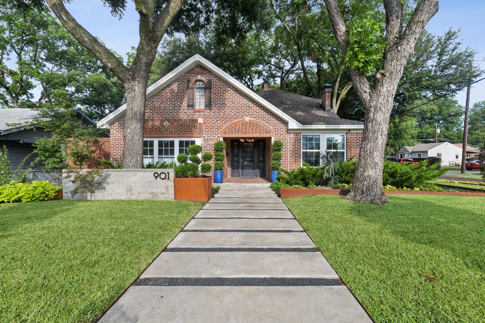 901 S Montreal Avenue