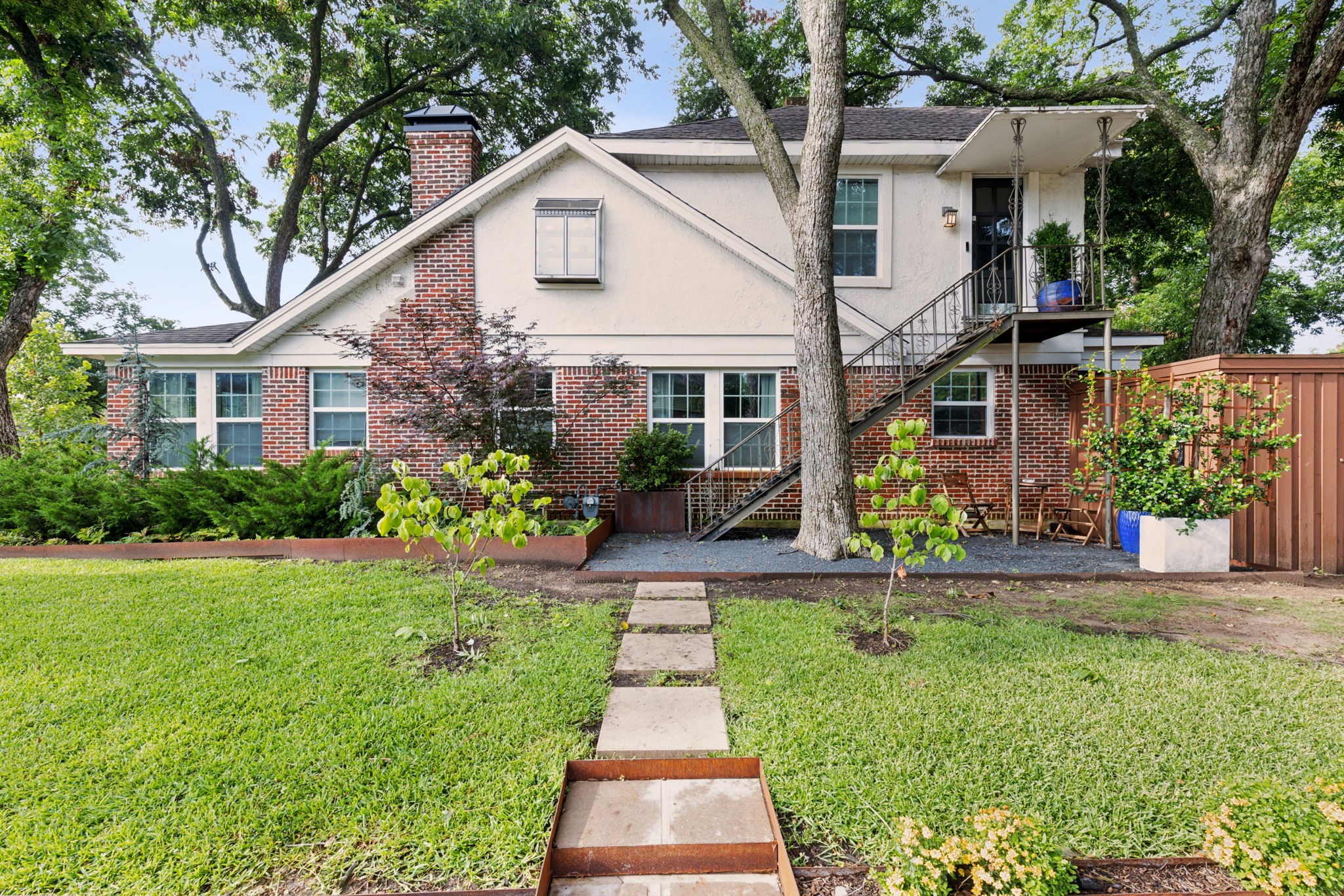 901 S Montreal Avenue