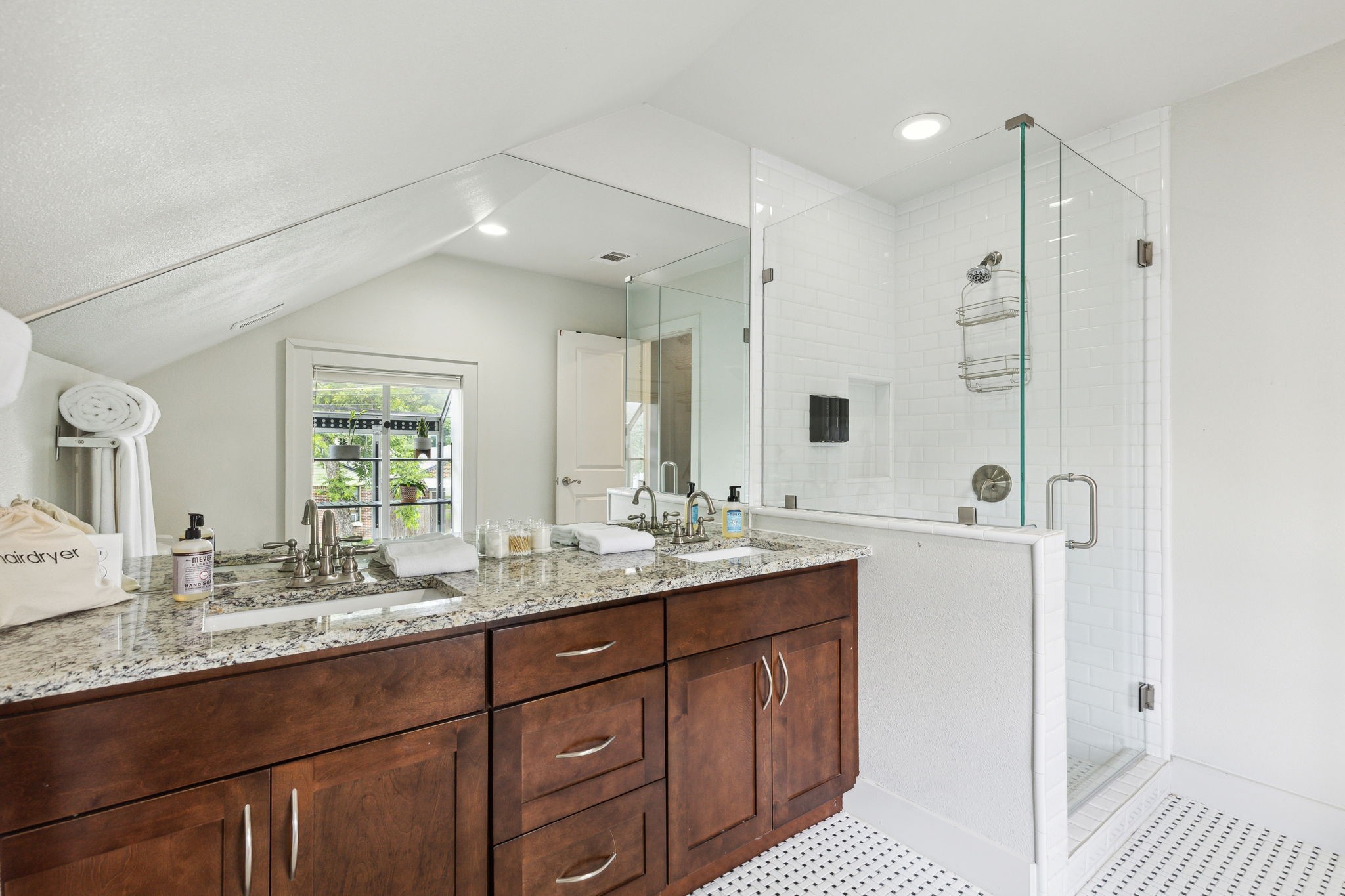 901 S Montreal Avenue