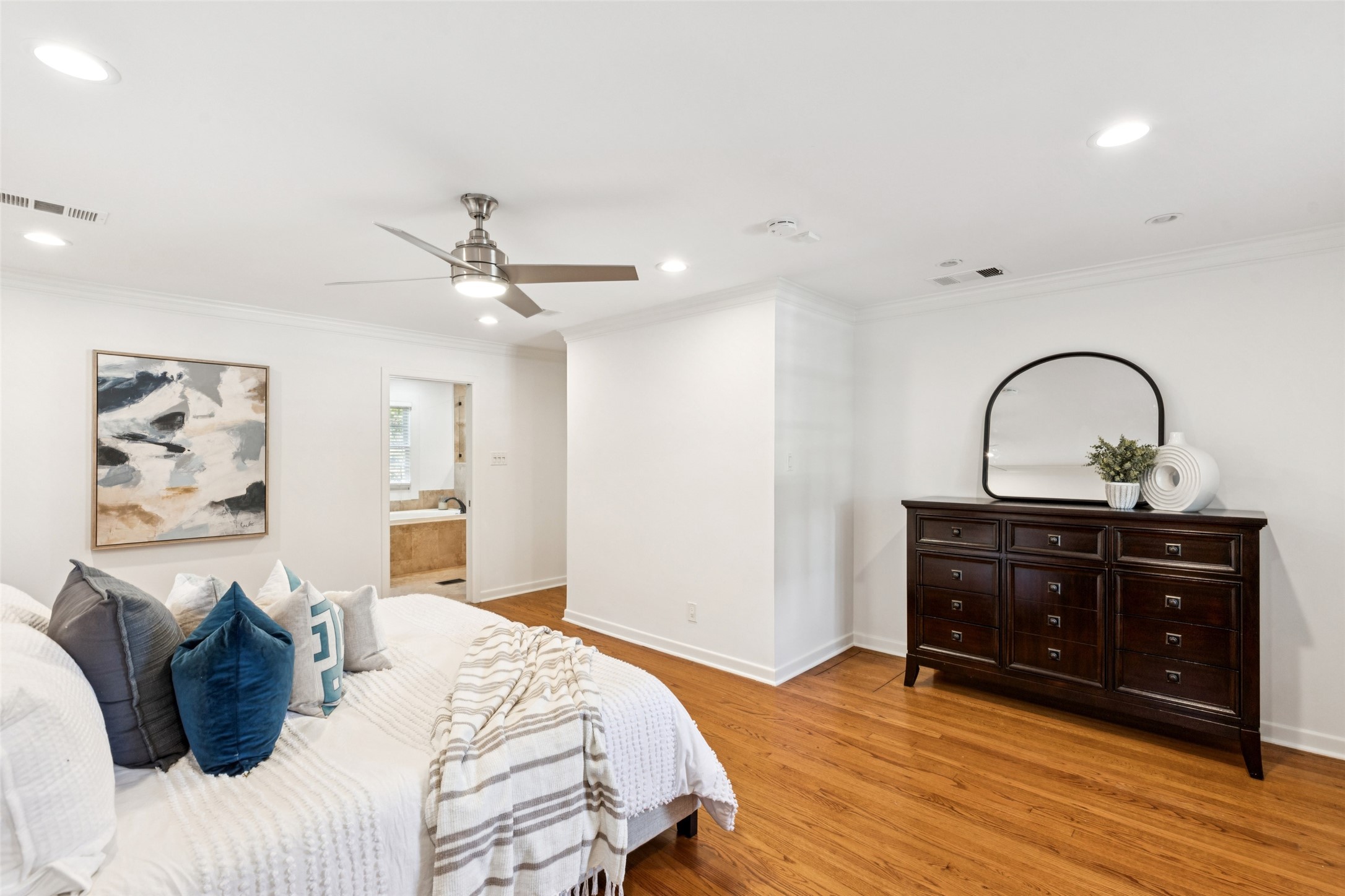 1823 W Colorado Boulevard