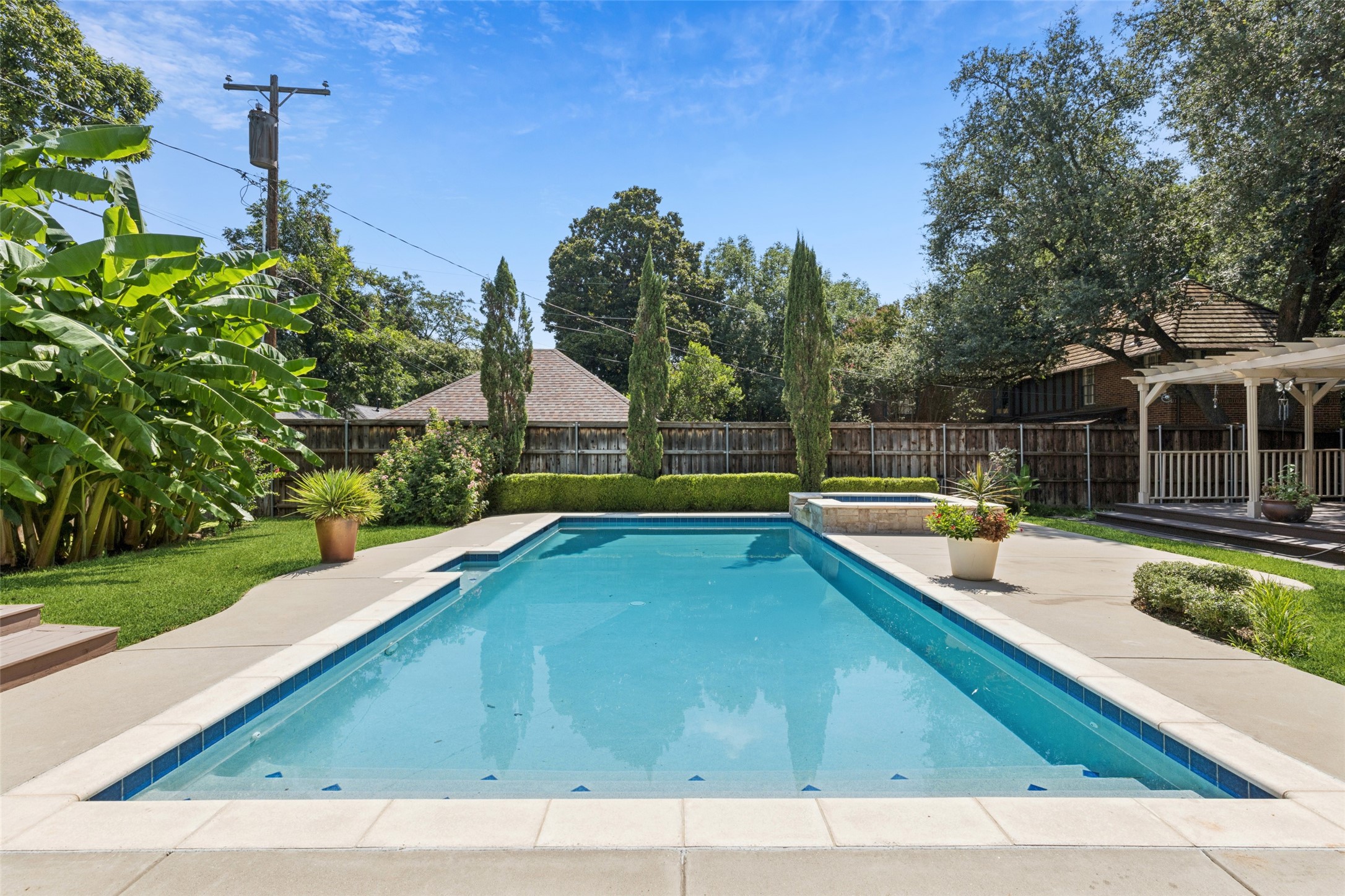 1823 W Colorado Boulevard