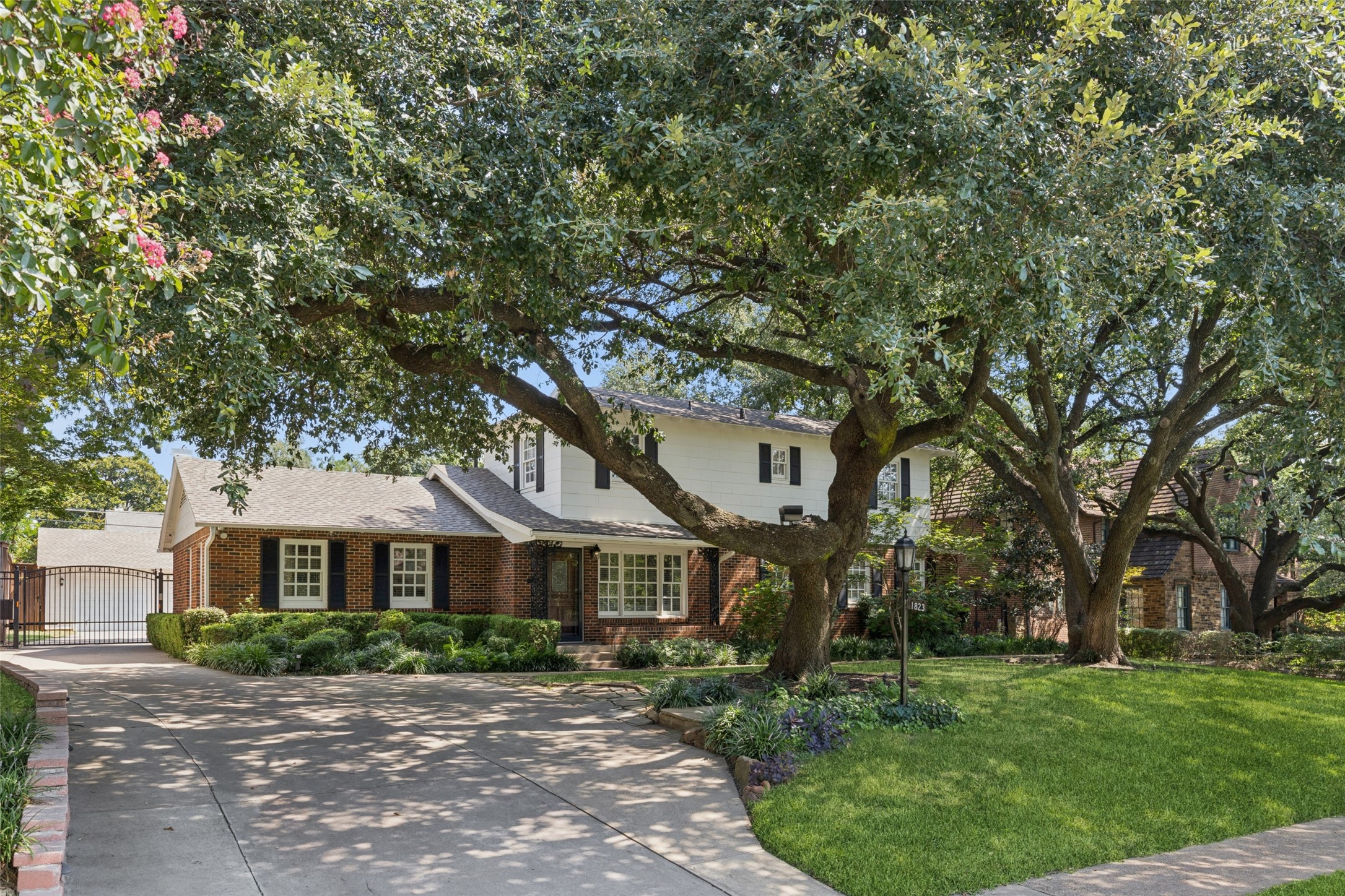 1823 W Colorado Boulevard