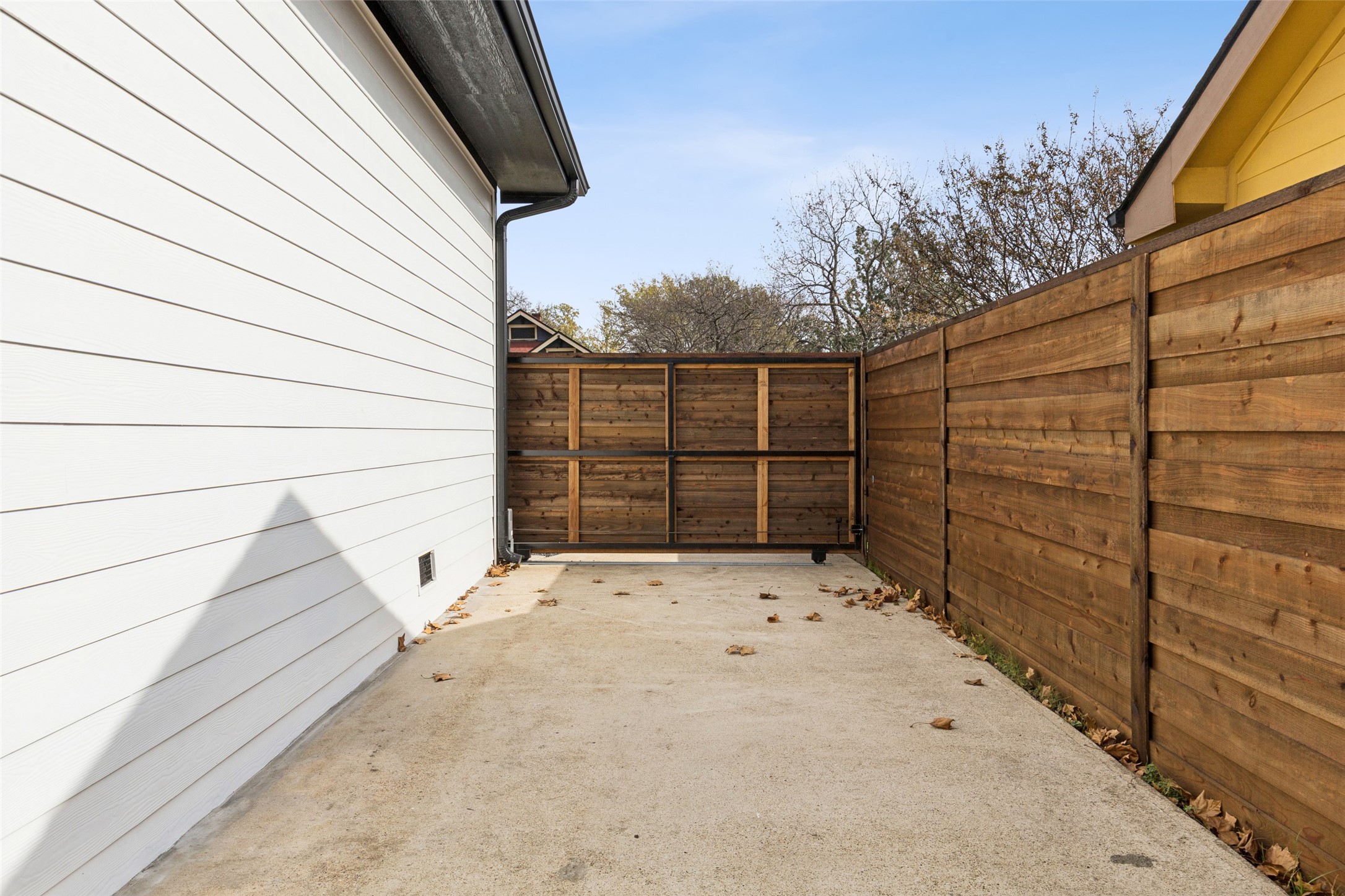 823 S Winnetka Avenue