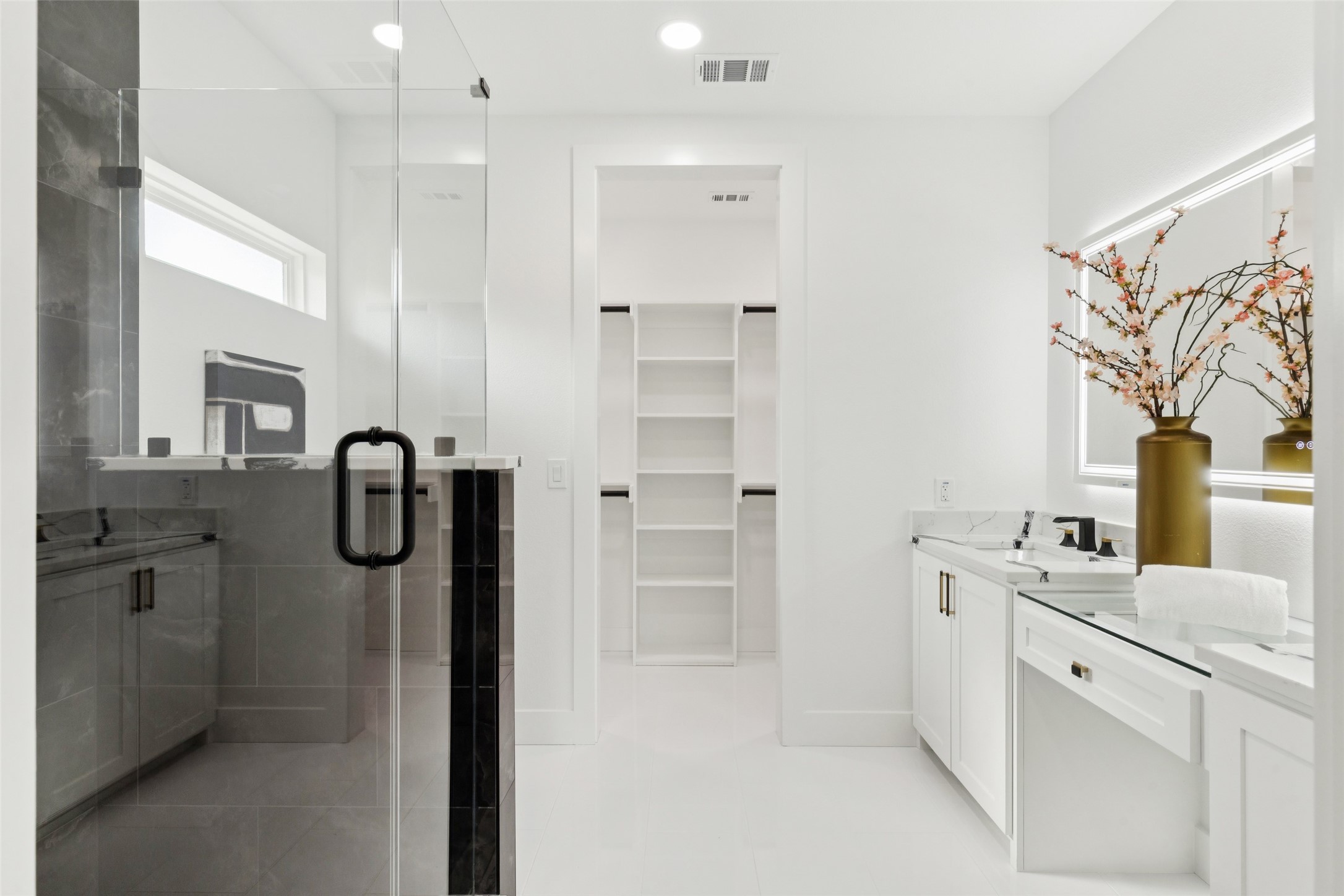 823 S Winnetka Avenue