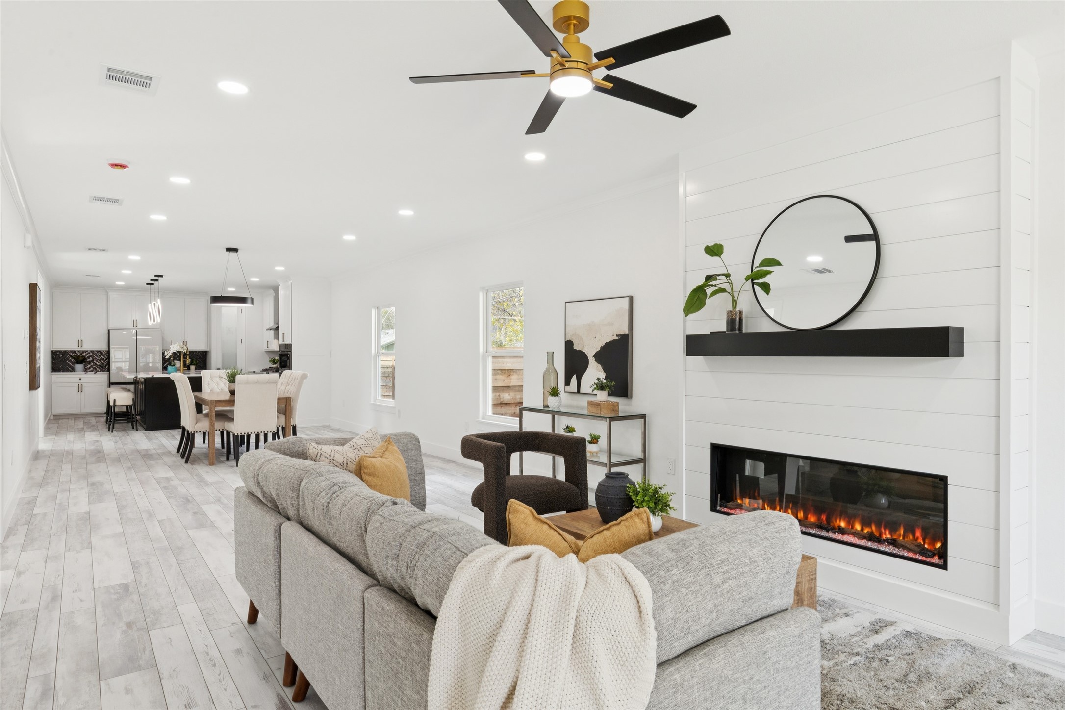 823 S Winnetka Avenue