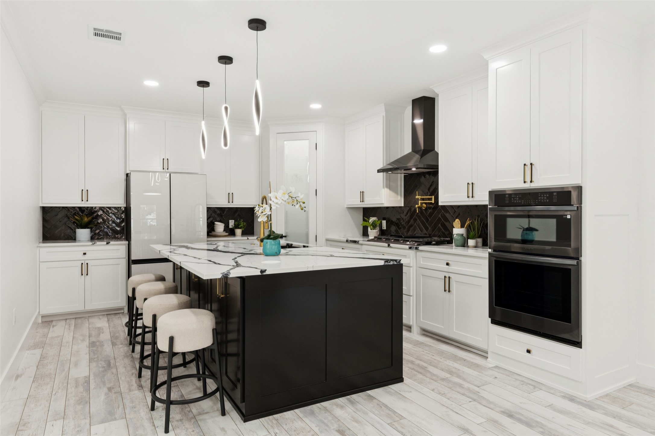 823 S Winnetka Avenue