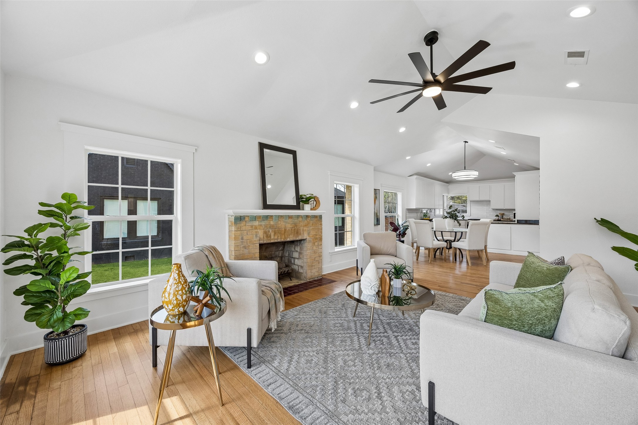 3335 Burlingdell Avenue