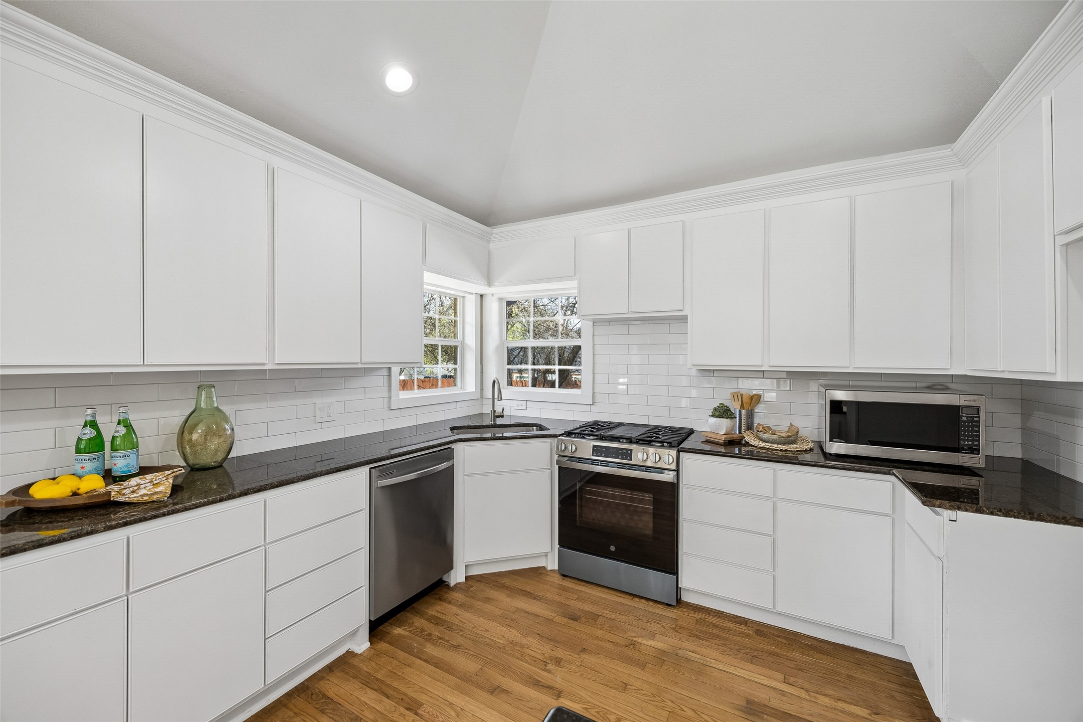 3335 Burlingdell Avenue