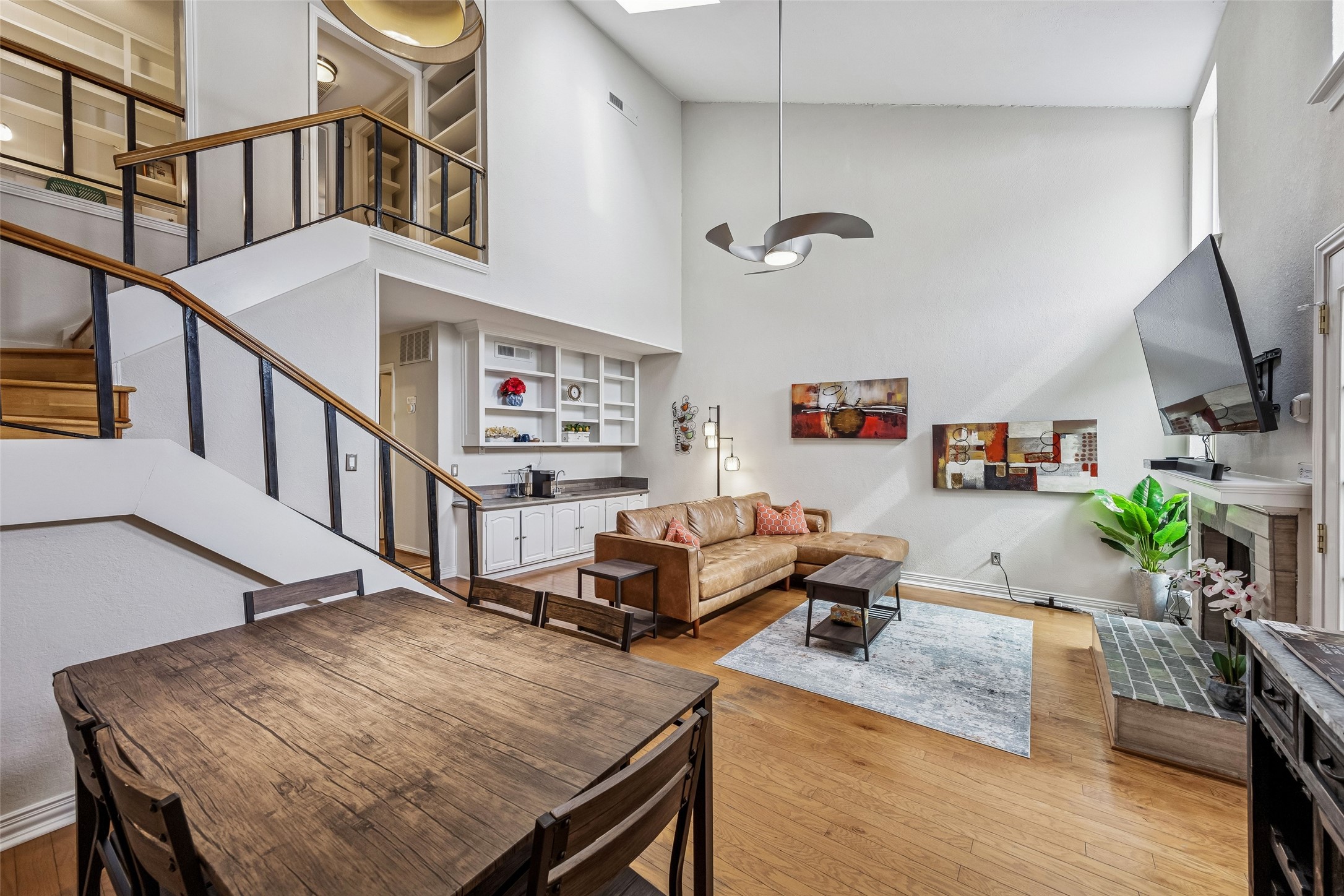 6016 E Mockingbird Lane