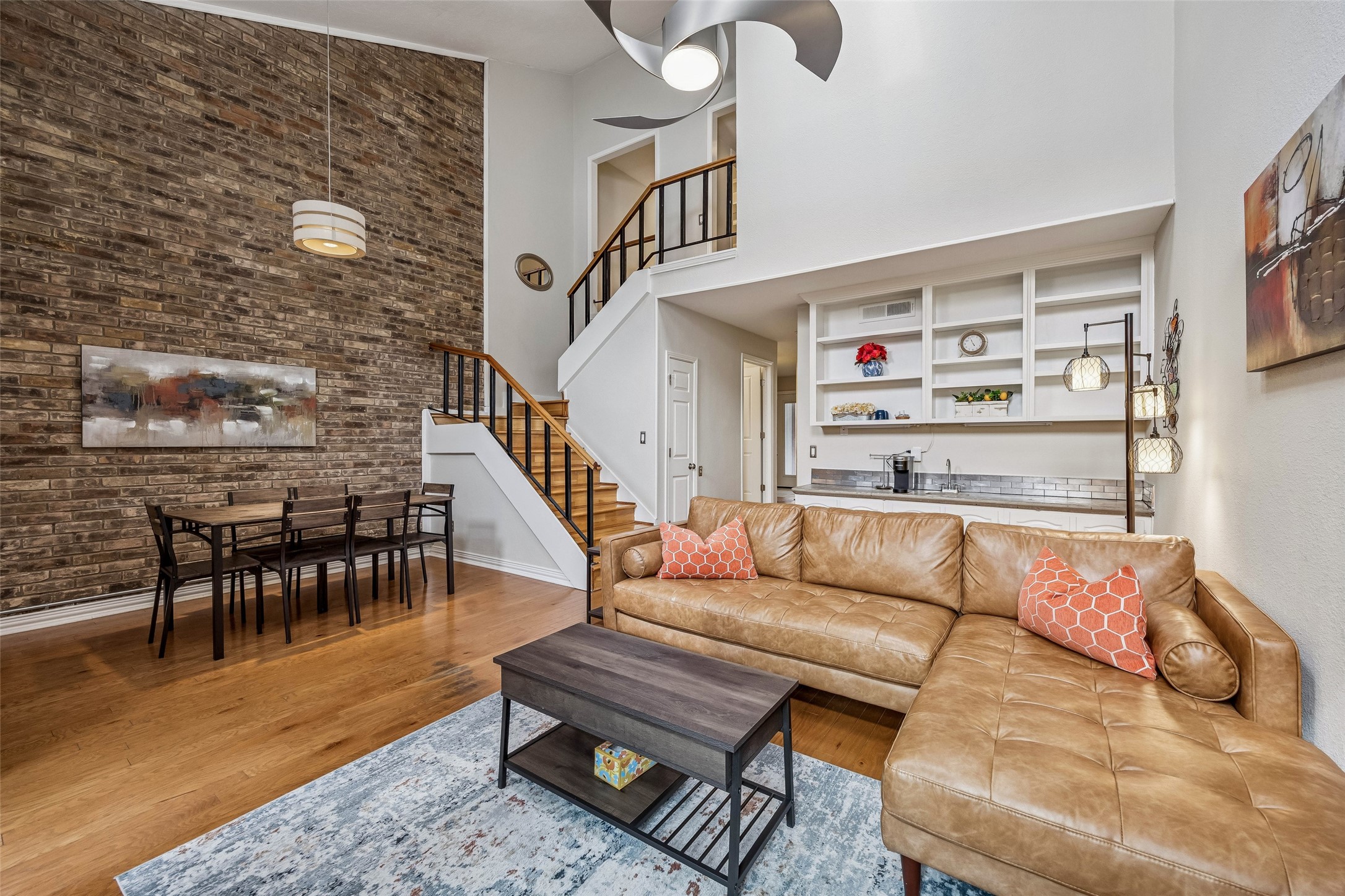 6016 E Mockingbird Lane