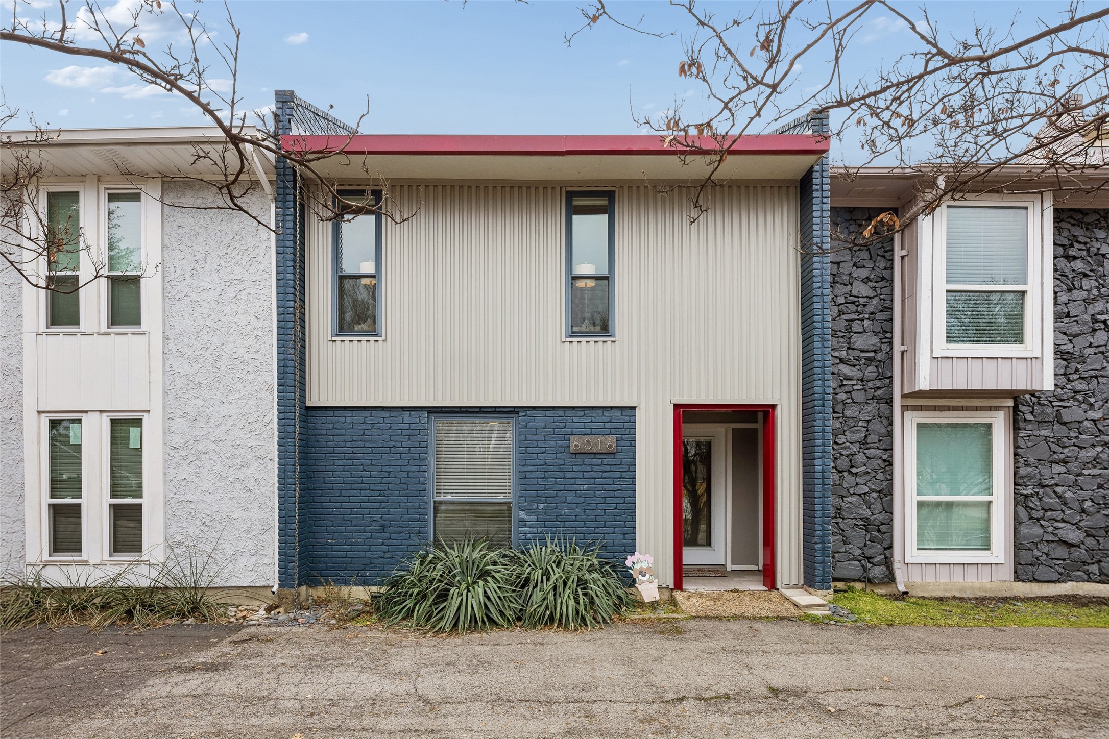 6016 E Mockingbird Lane