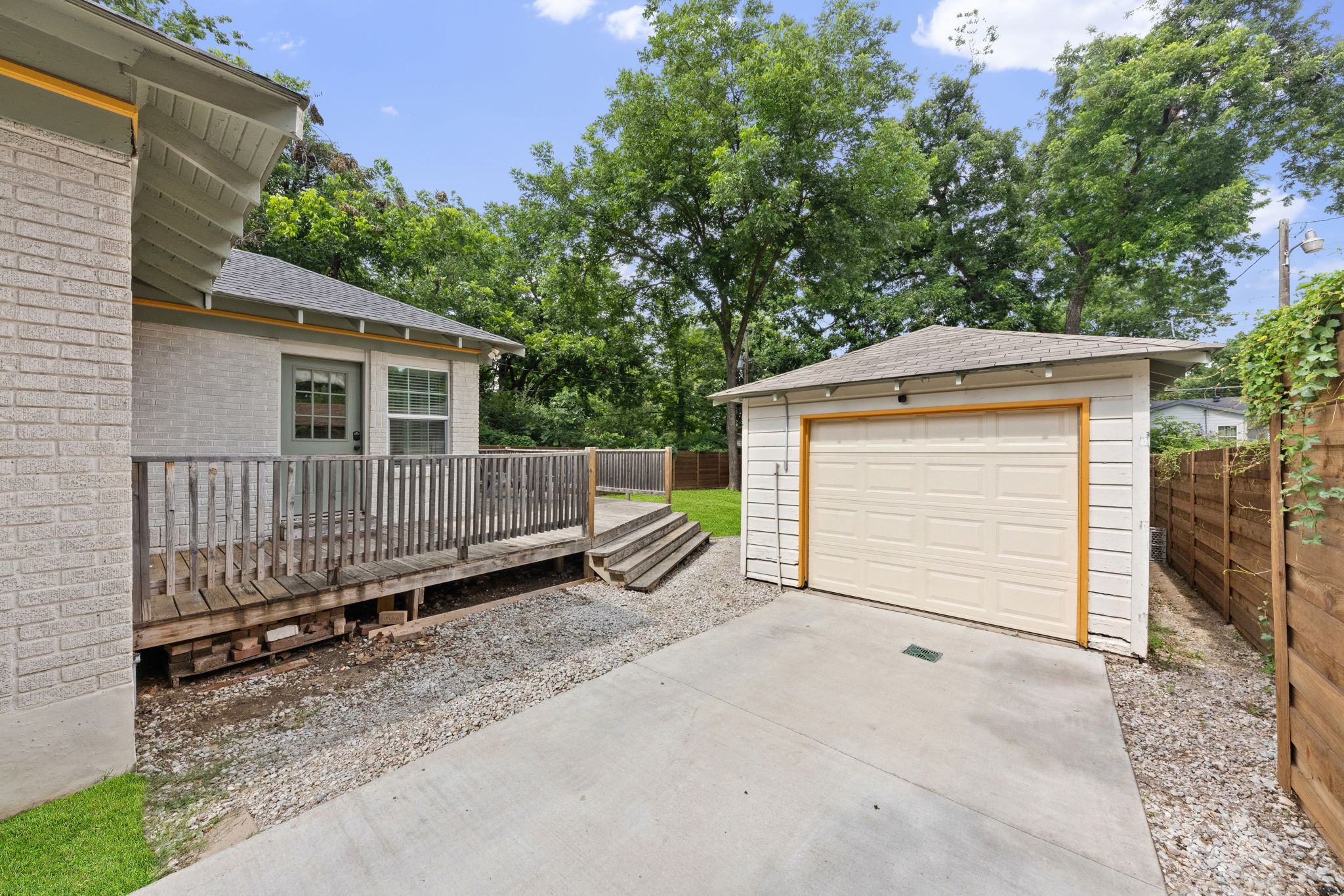 1116 S Montreal Avenue