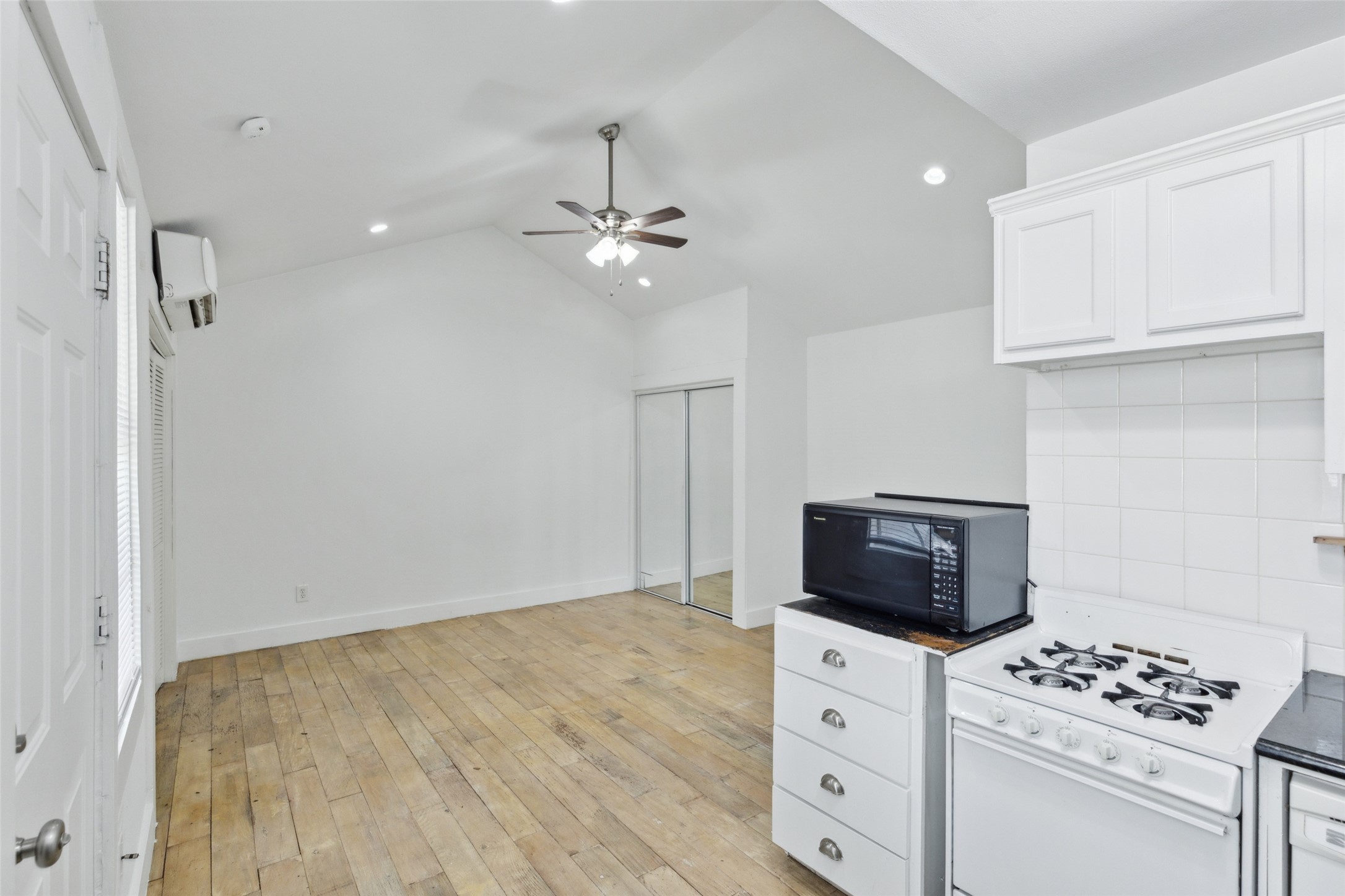 820 W 10th Street