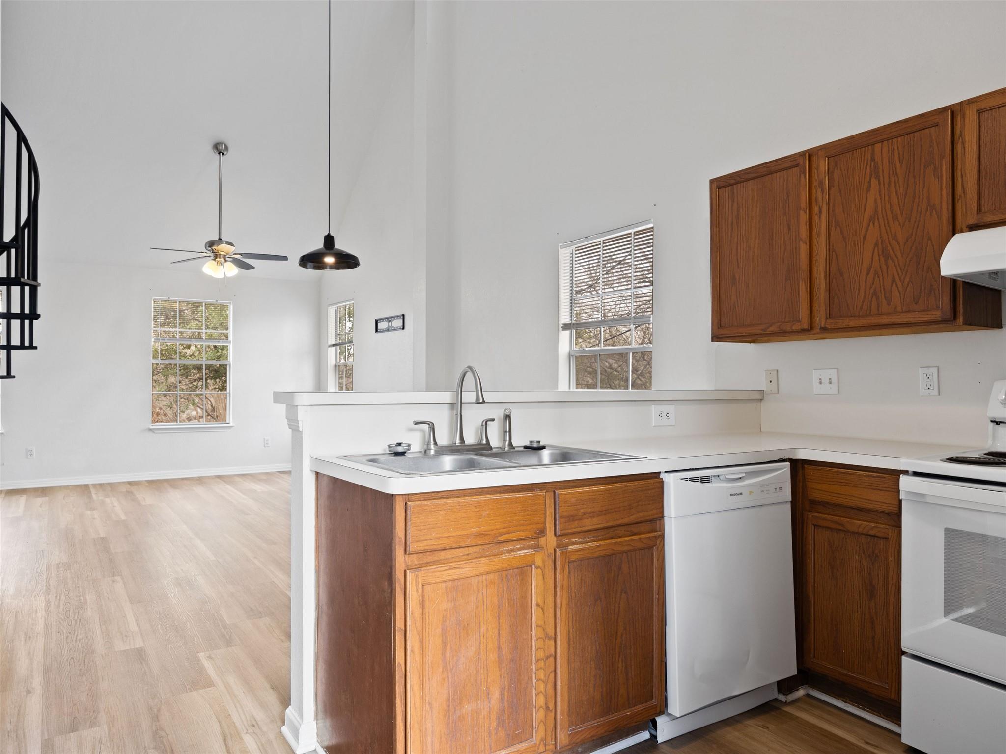 2908 Whisper Oaks LN