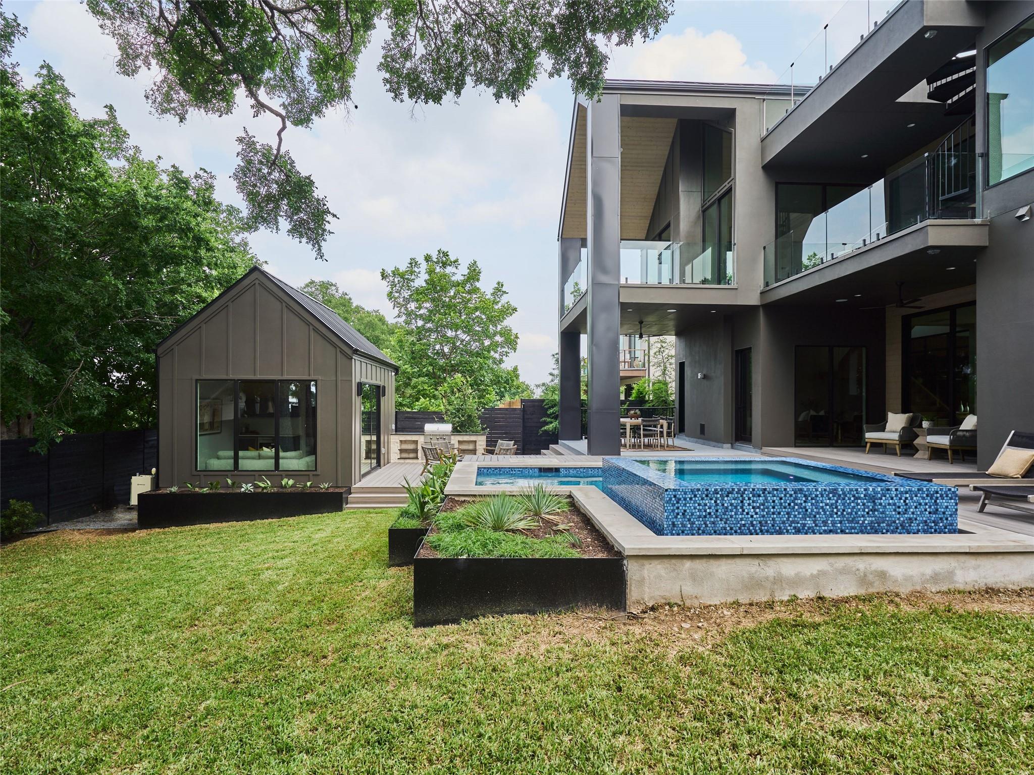 1602 Taylor Gaines ST