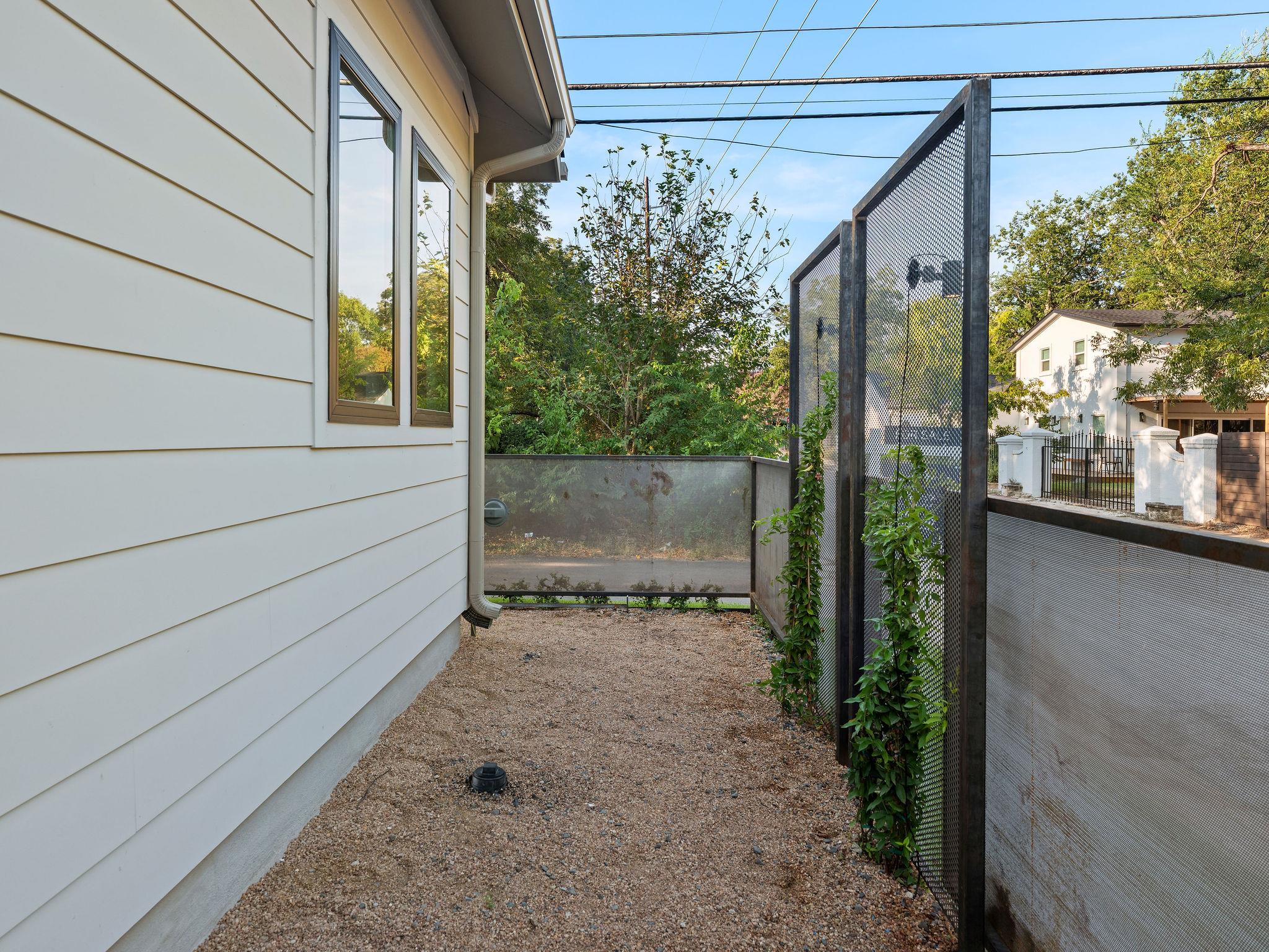 1401 E 3rd ST # 2