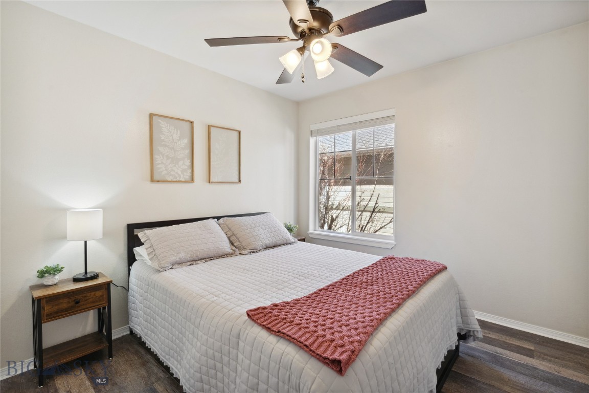 859 Forestglen 4D