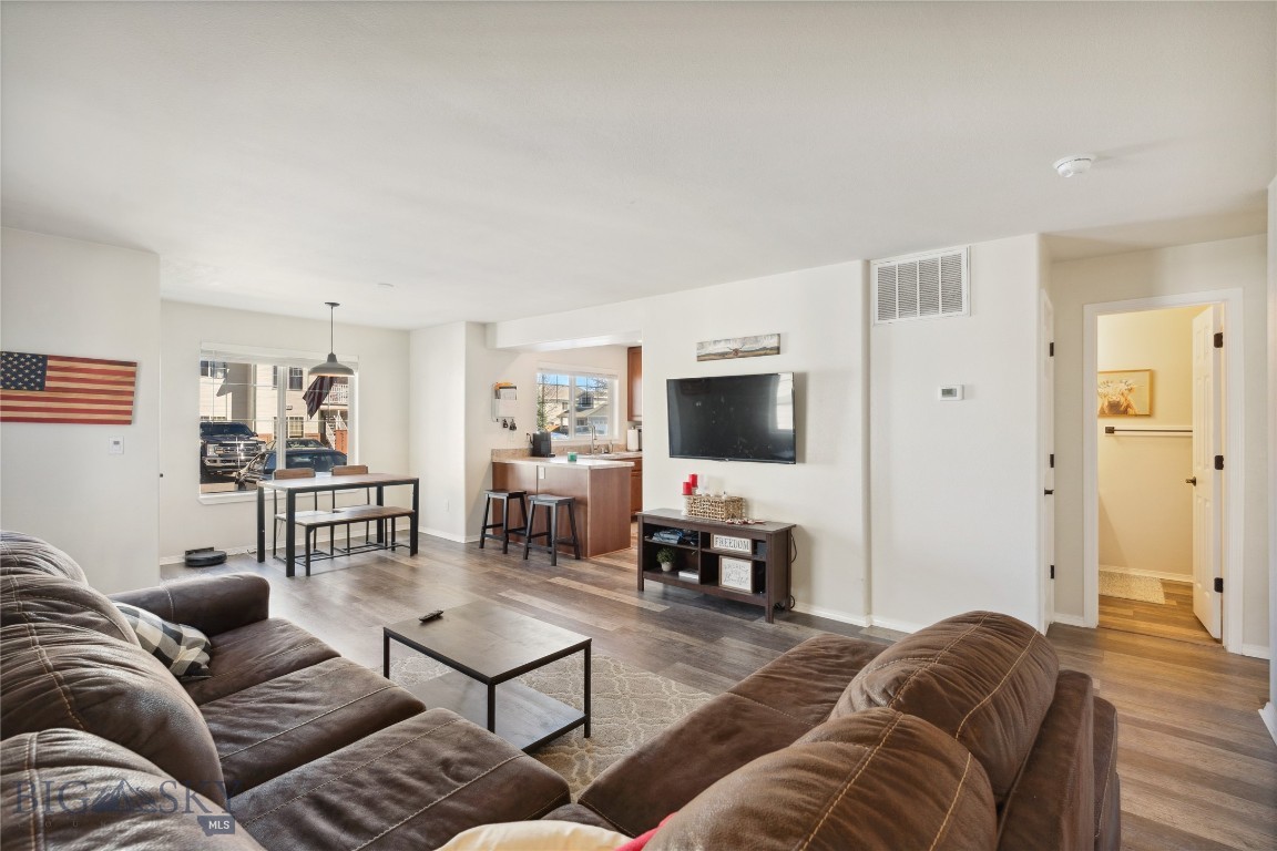 859 Forestglen 4D