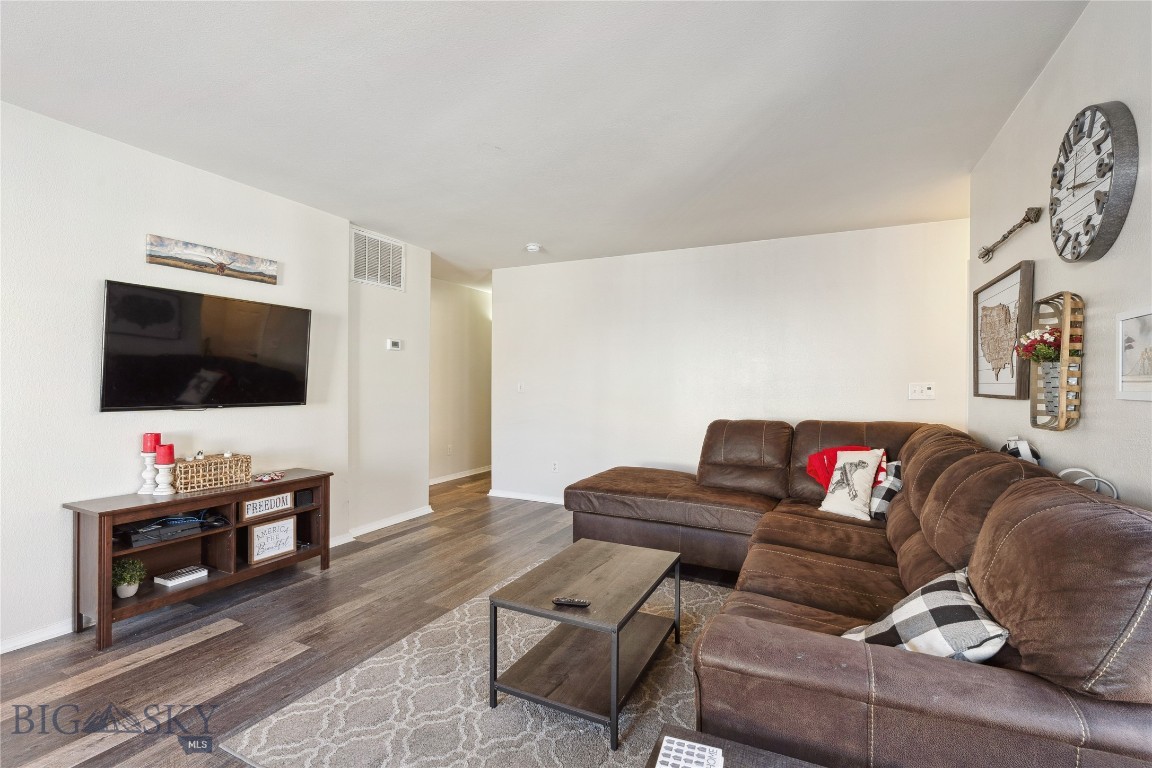 859 Forestglen 4D