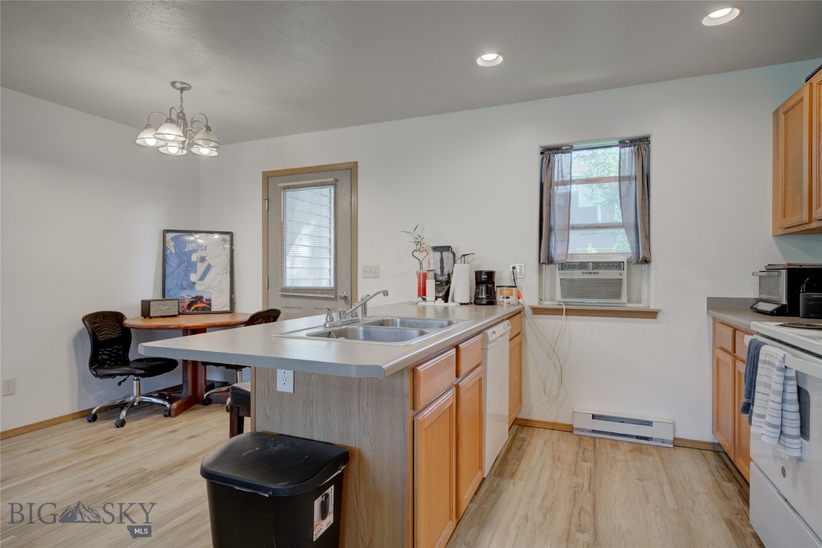 216 Show Place 216-1