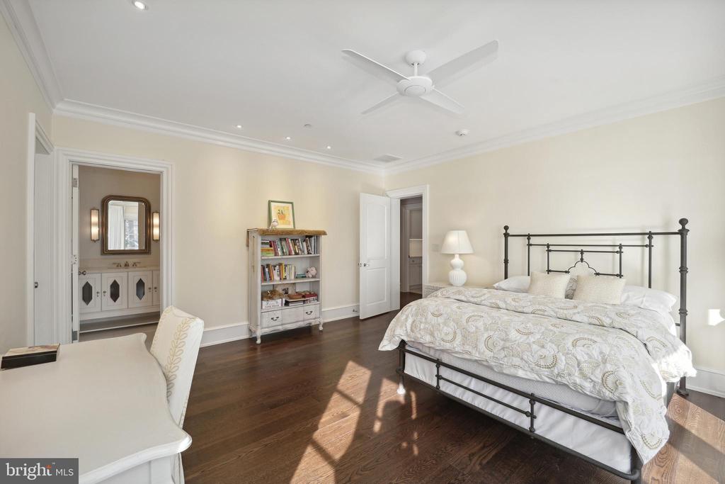 648 ROUND HILL ROAD