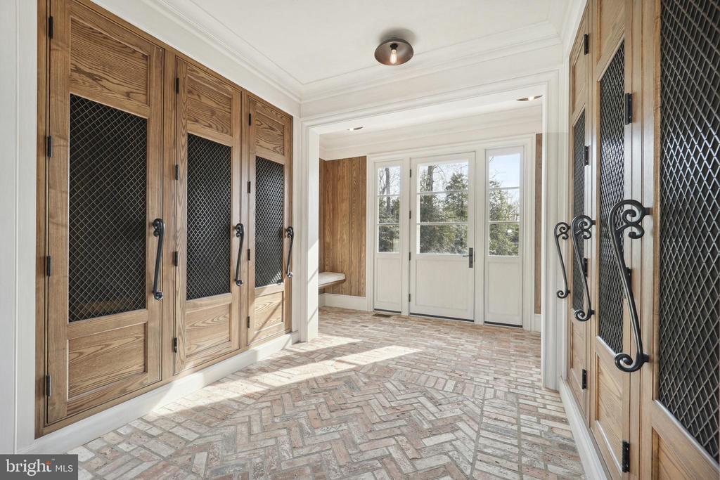 648 ROUND HILL ROAD