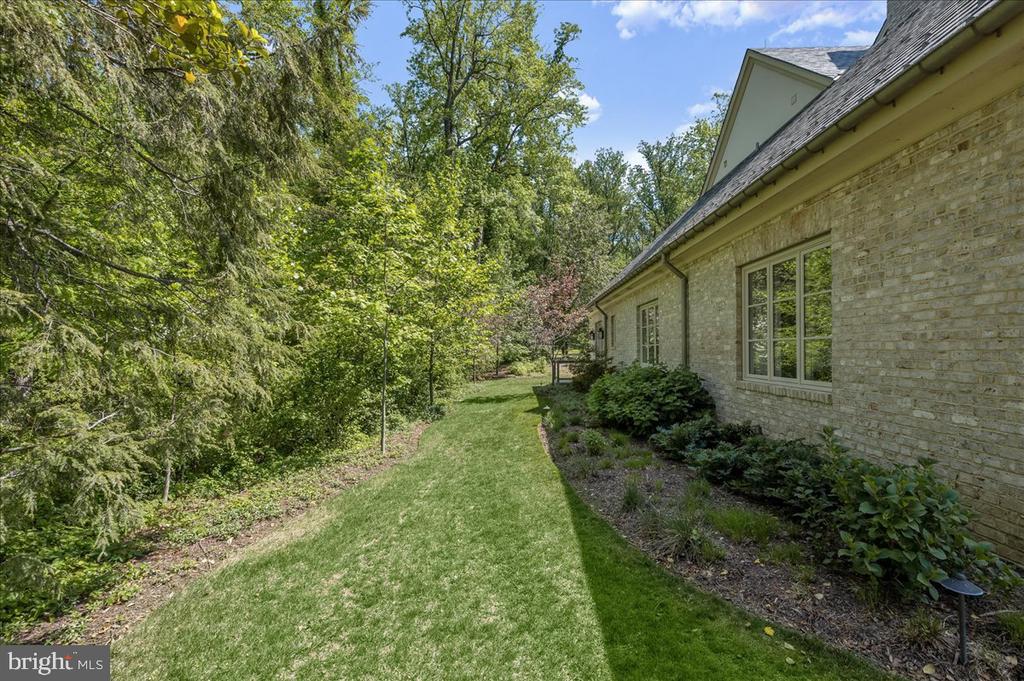 648 ROUND HILL ROAD