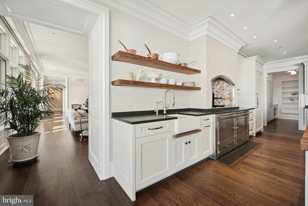 648 ROUND HILL ROAD