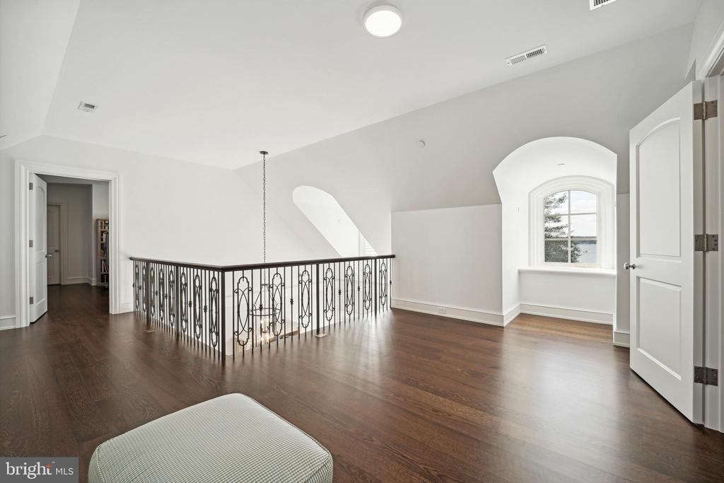 648 ROUND HILL ROAD
