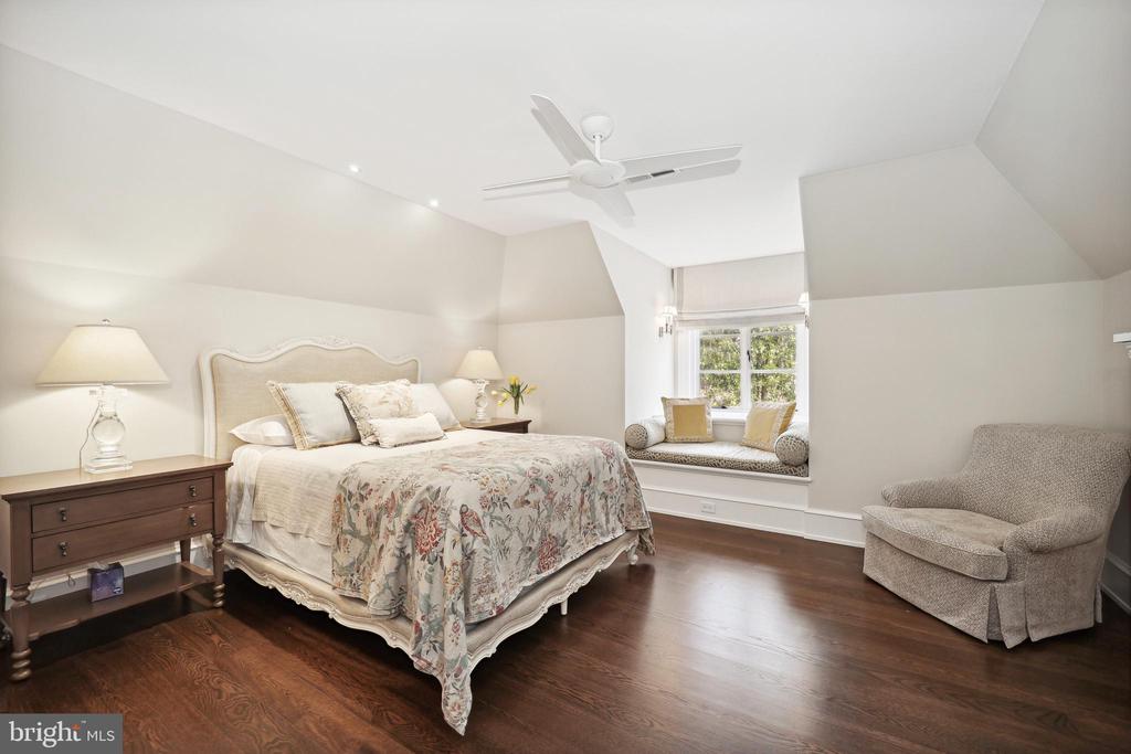 648 ROUND HILL ROAD