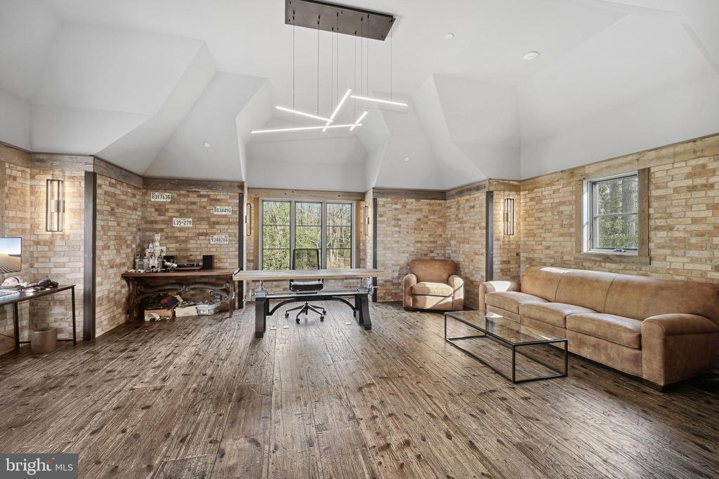 648 ROUND HILL ROAD