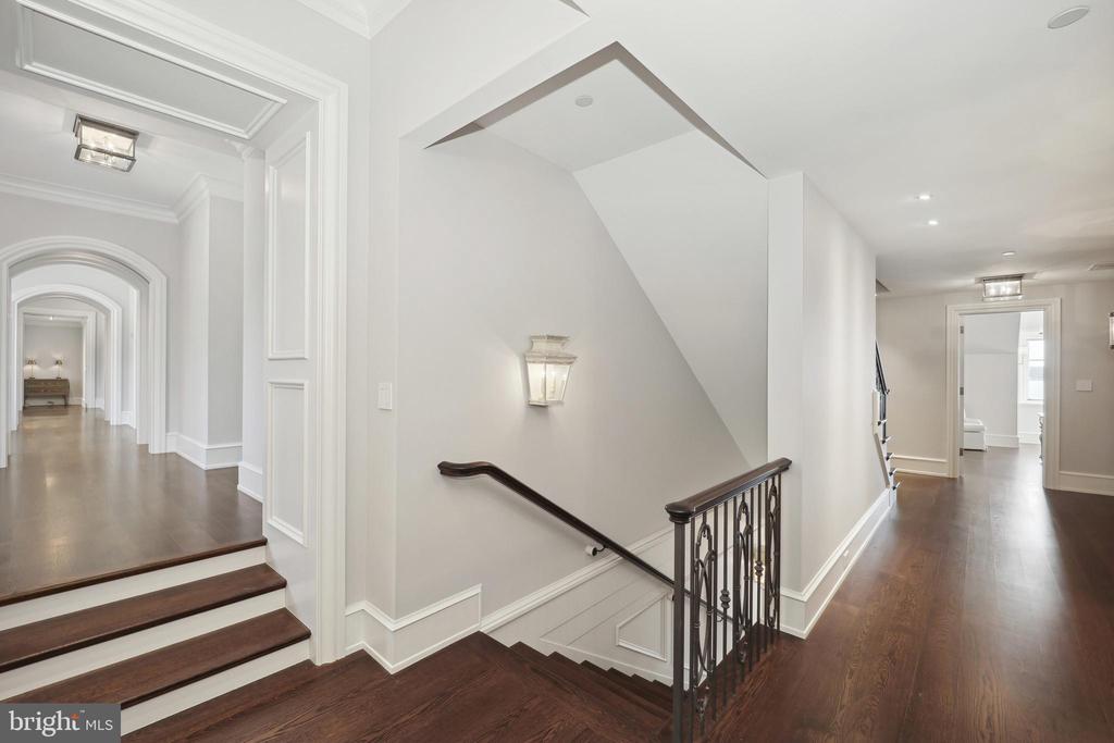 648 ROUND HILL ROAD