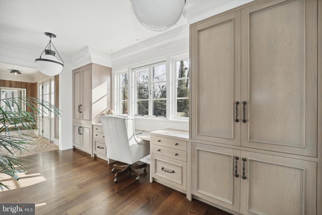 648 ROUND HILL ROAD