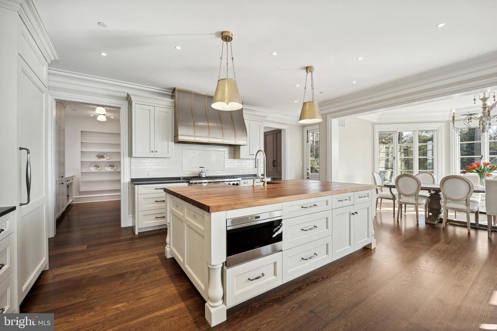 648 ROUND HILL ROAD