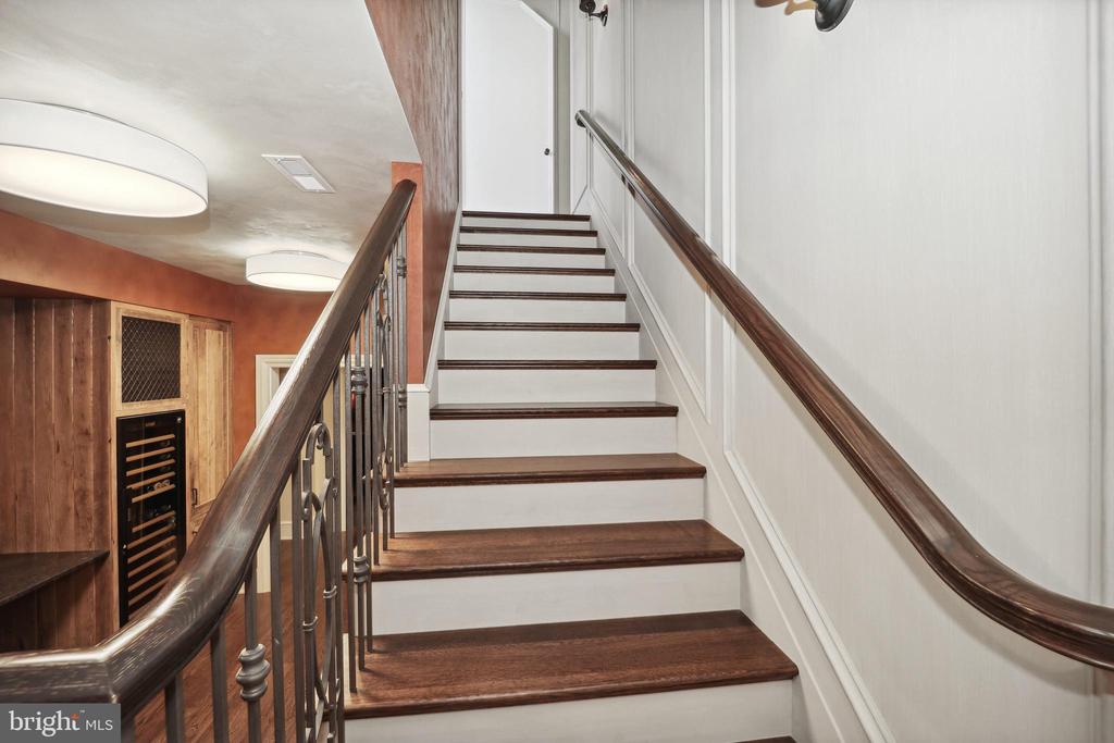 648 ROUND HILL ROAD