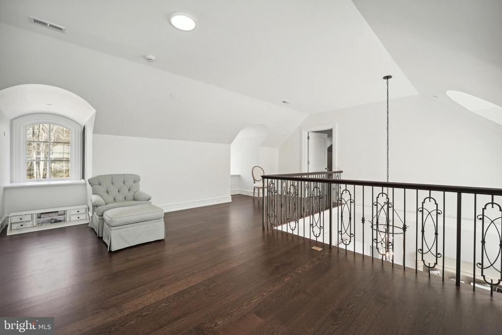 648 ROUND HILL ROAD