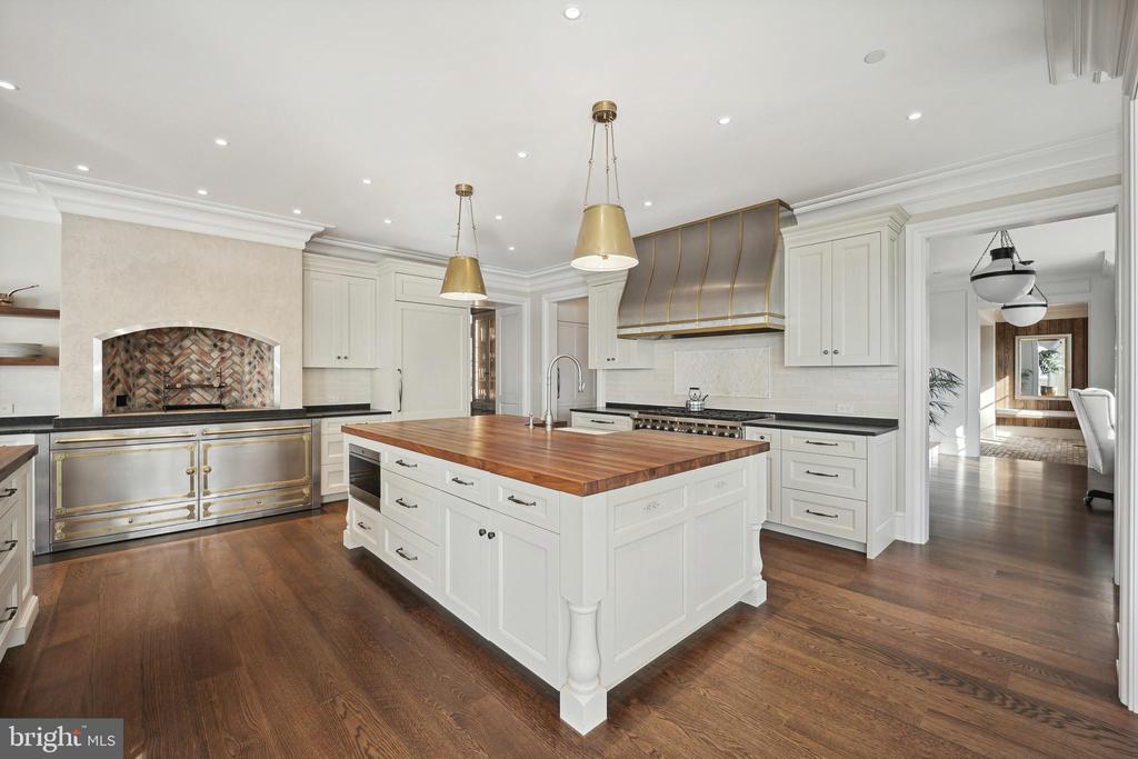 648 ROUND HILL ROAD