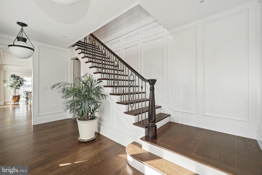 648 ROUND HILL ROAD