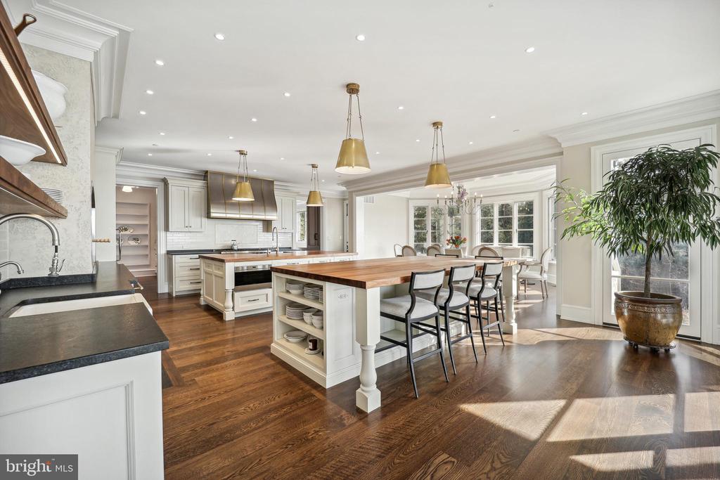 648 ROUND HILL ROAD