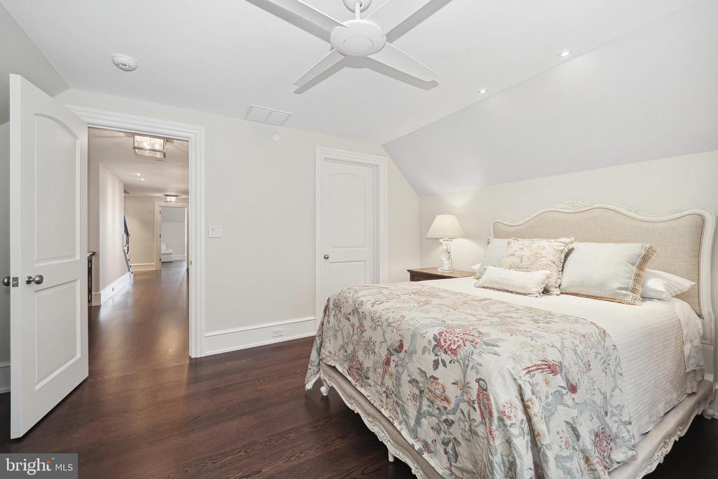 648 ROUND HILL ROAD