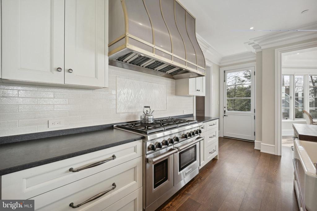 648 ROUND HILL ROAD