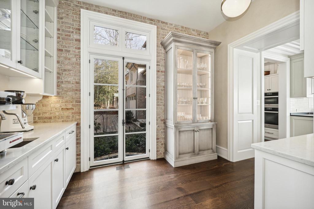 648 ROUND HILL ROAD