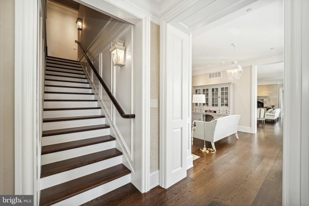 648 ROUND HILL ROAD