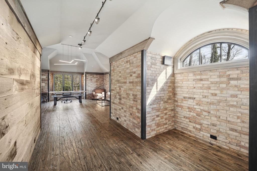 648 ROUND HILL ROAD