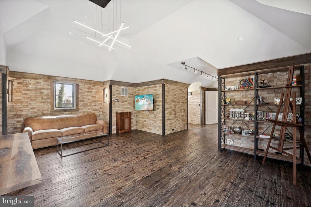 648 ROUND HILL ROAD